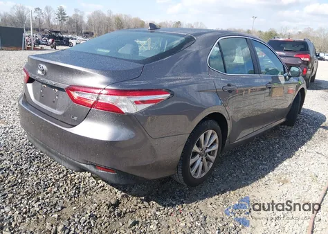 2020 Toyota Camry Le z USA, uszkodzony, nr VIN 4T1C11AK8LU896640